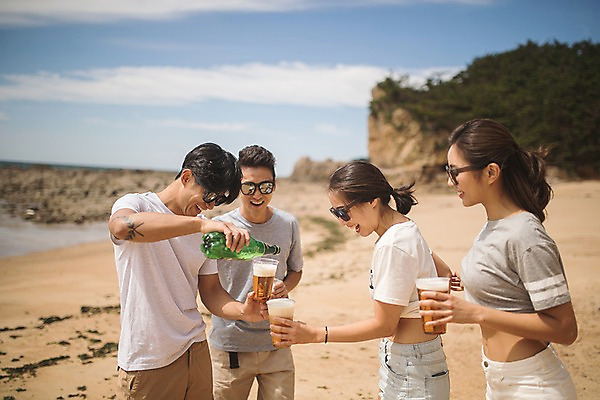 포토 JPG 주간 커플 여자 남자 바다 맥주 들기 사람 여러명 상반신 20대 성인 해변 야외 앞모습 옆모습 여름 30대 친구 모래사장 선글라스 맑음 한국인 붓기 즐거움 태안 성인만 국내포토 자연요소 계절 감정 안경 뷰포인트 다수 관계 모션 날씨 주류 동양인 청년 장년 충청남도 파일형식