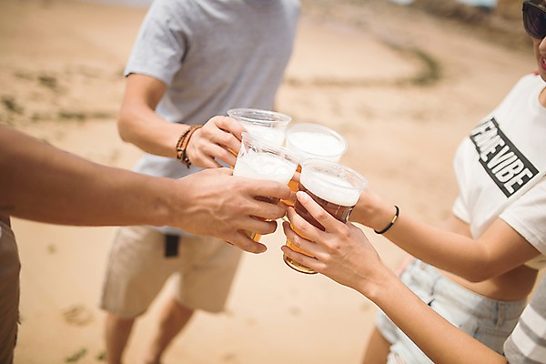 포토 JPG 주간 손 커플 여자 남자 바다 맥주 들기 사람 여러명 상반신 20대 성인 해변 야외 앞모습 신체부위 여름 30대 친구 모래사장 선글라스 한국인 즐거움 건배 태안 성인만 국내포토 자연요소 계절 감정 안경 뷰포인트 다수 관계 모션 주류 동양인 청년 장년 충청남도 파일형식