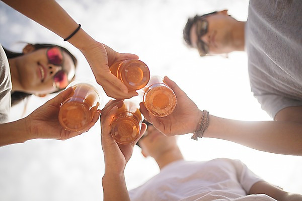 포토 JPG 주간 구름 커플 여자 남자 바다 로우앵글 맥주 서기 들기 사람 여러명 상반신 20대 성인 해변 야외 아웃포커스 여름 30대 모래사장 선글라스 한국인 즐거움 건배 태안 성인만 국내포토 자연요소 계절 감정 안경 뷰포인트 다수 관계 모션 주류 촬영기법 동양인 청년 장년 충청남도 파일형식