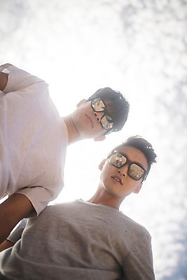 포토 JPG 주간 구름 응시 남자 로우앵글 사람 상반신 20대 해변 야외 두명 앞모습 여름 30대 친구 선글라스 한국인 태안 성인남자만 국내포토 자연요소 시선 계절 안경 바다 뷰포인트 관계 동양인 청년 장년 충청남도 남자만 성인만 파일형식