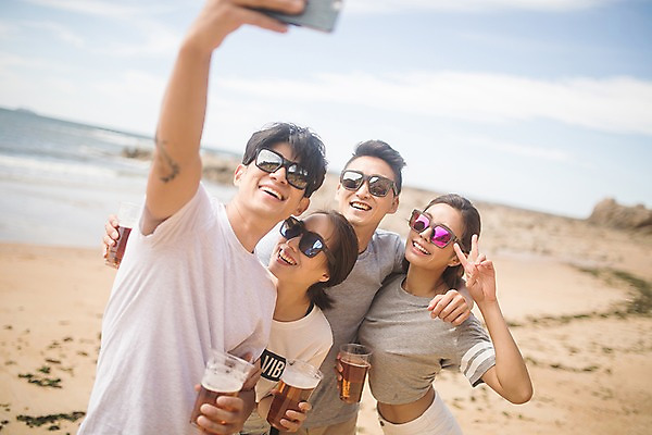 포토 JPG 주간 커플 여자 남자 바다 맥주 서기 들기 사람 여러명 상반신 20대 성인 해변 야외 앞모습 여름 30대 친구 스마트폰 모래사장 선글라스 맑음 한국인 셀프카메라 즐거움 브이 태안 성인만 어깨에손 단체사진 국내포토 자연요소 계절 감정 안경 뷰포인트 다수 관계 모션 날씨 주류 동양인 손짓 청년 장년 핸드폰 스마트기기 사진촬영 충청남도 기념사진 파일형식