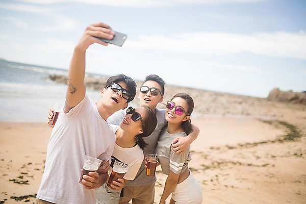 포토 JPG 주간 커플 여자 남자 바다 맥주 서기 들기 사람 여러명 상반신 20대 성인 해변 야외 앞모습 여름 30대 친구 스마트폰 모래사장 선글라스 맑음 한국인 셀프카메라 즐거움 태안 성인만 어깨에손 단체사진 국내포토 자연요소 계절 감정 안경 뷰포인트 다수 관계 모션 날씨 주류 동양인 청년 장년 핸드폰 스마트기기 사진촬영 충청남도 기념사진 파일형식