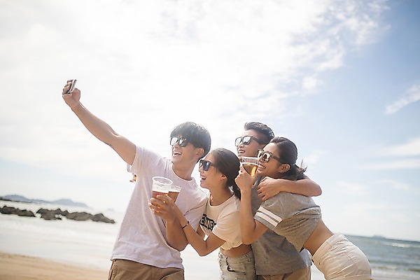 포토 JPG 주간 커플 여자 남자 바다 맥주 서기 미소 들기 사람 여러명 상반신 20대 성인 해변 야외 옆모습 여름 30대 친구 스마트폰 선글라스 맑음 한국인 셀프카메라 즐거움 태안 성인만 단체사진 국내포토 자연요소 계절 감정 안경 뷰포인트 다수 관계 모션 날씨 주류 표정 동양인 청년 장년 핸드폰 스마트기기 사진촬영 충청남도 기념사진 파일형식