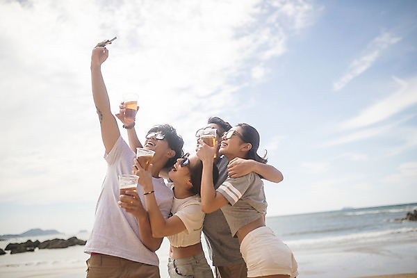 포토 JPG 주간 구름 커플 여자 남자 바다 하늘 맥주 서기 미소 들기 사람 여러명 상반신 20대 성인 해변 야외 옆모습 여름 30대 친구 스마트폰 맑음 한국인 셀프카메라 즐거움 태안 성인만 단체사진 국내포토 자연요소 계절 감정 뷰포인트 다수 관계 모션 날씨 주류 표정 동양인 청년 장년 핸드폰 스마트기기 사진촬영 충청남도 기념사진 파일형식