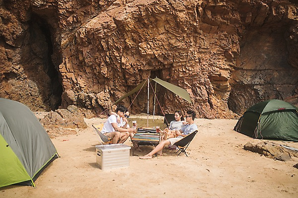 포토 JPG 주간 전신 커플 여자 남자 휴식 맥주 텐트 사람 앉기 여러명 20대 성인 해변 야외 옆모습 여름 30대 친구 모래사장 맑음 한국인 마시기 암벽 태안 아이스박스 야외의자 야외테이블 성인만 국내포토 자연요소 계절 바다 뷰포인트 다수 컨셉 의자 관계 모션 탁자 날씨 주류 캠핑도구 동양인 청년 장년 충청남도 파일형식