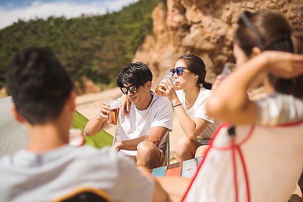 포토 JPG 주간 커플 여자 남자 어깨동무 맥주 텐트 사람 앉기 여러명 상반신 20대 성인 해변 야외 앞모습 뒷모습 여름 30대 친구 모래사장 선글라스 한국인 마시기 태안 야외의자 성인만 국내포토 자연요소 계절 안경 바다 뷰포인트 포즈 다수 의자 관계 모션 주류 캠핑도구 동양인 청년 장년 충청남도 파일형식