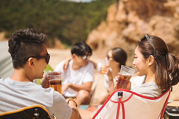 포토 JPG 주간 커플 여자 남자 맥주 미소 사람 앉기 여러명 상반신 20대 성인 해변 야외 옆모습 여름 30대 친구 모래사장 한국인 마시기 암벽 태안 야외의자 성인만 국내포토 자연요소 계절 바다 뷰포인트 다수 의자 관계 모션 주류 표정 동양인 청년 장년 충청남도 파일형식 음료 가구 인종 충청도 생활용품 한국 아시아 오브젝트 나라
