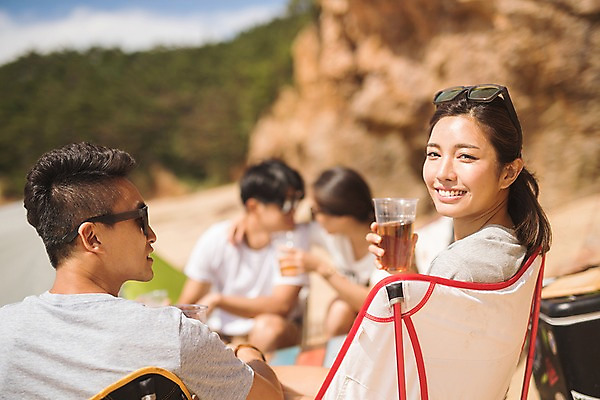포토 JPG 주간 커플 여자 남자 맥주 미소 들기 사람 앉기 여러명 상반신 20대 성인 해변 야외 옆모습 아웃포커스 여름 30대 친구 모래사장 한국인 뒤돌아보기 암벽 태안 야외의자 성인만 국내포토 자연요소 계절 바다 뷰포인트 다수 의자 관계 모션 주류 촬영기법 표정 동양인 청년 장년 충청남도 파일형식 음료 가구 인종 충청도 생활용품 한국 아시아 오브젝트 나라