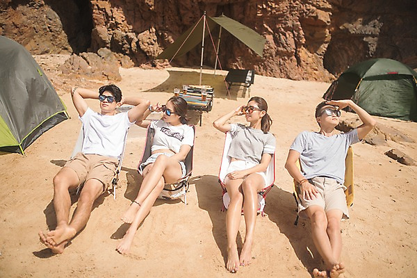 포토 JPG 주간 전신 커플 응시 여자 남자 휴식 텐트 사람 앉기 여러명 20대 성인 해변 야외 앞모습 여름 30대 친구 모래사장 선글라스 맑음 한국인 태안 야외의자 성인만 국내포토 자연요소 시선 계절 안경 바다 뷰포인트 다수 컨셉 의자 관계 모션 날씨 캠핑도구 동양인 청년 장년 충청남도 파일형식