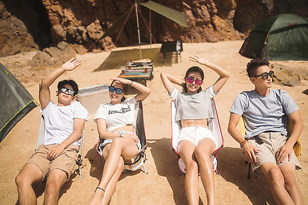 포토 JPG 주간 커플 여자 남자 텐트 미소 사람 앉기 여러명 상반신 20대 성인 해변 야외 앞모습 여름 30대 친구 모래사장 선글라스 맑음 한국인 뜨거움 태안 눈부심 야외의자 성인만 국내포토 자연요소 계절 안경 바다 뷰포인트 다수 의자 관계 모션 날씨 표정 캠핑도구 동양인 청년 장년 충청남도 파일형식