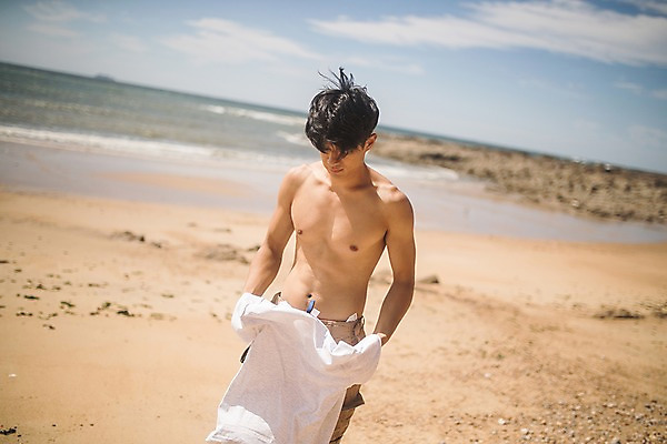 포토 JPG 주간 응시 남자 티셔츠 하늘 한명 서기 들기 사람 상반신 20대 해변 야외 앞모습 아웃포커스 여름 모래사장 한국인 태안 성인남자한명만 내려보기 국내포토 자연요소 1 시선 계절 바다 뷰포인트 셔츠 모션 촬영기법 동양인 청년 충청남도 남자한명만 성인남자만 파일형식