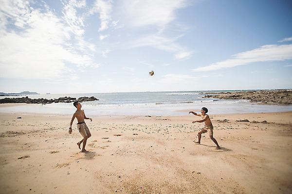 포토 JPG 주간 전신 구름 남자 공 하늘 사람 20대 해변 야외 두명 옆모습 여름 30대 친구 모래사장 마주보기 한국인 배구 배구공 태안 성인남자만 국내포토 자연요소 계절 스포츠용품 바다 뷰포인트 관계 모션 동양인 청년 장년 구기 충청남도 남자만 성인만 파일형식