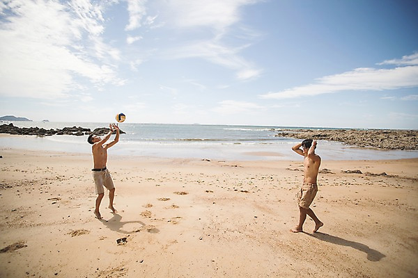 포토 JPG 주간 전신 구름 남자 공 하늘 사람 20대 해변 야외 두명 옆모습 여름 30대 친구 모래사장 마주보기 한국인 배구 배구공 태안 성인남자만 국내포토 자연요소 계절 스포츠용품 바다 뷰포인트 관계 모션 동양인 청년 장년 구기 충청남도 남자만 성인만 파일형식