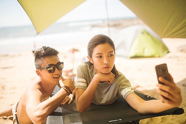 포토 JPG 주간 커플 여자 남자 엎드리기 텐트 미소 사람 상반신 20대 해변 야외 두명 앞모습 아웃포커스 여름 30대 스마트폰 모래사장 한국인 셀프카메라 즐거움 태안 성인만 국내포토 자연요소 계절 감정 바다 뷰포인트 관계 모션 촬영기법 표정 캠핑도구 동양인 청년 장년 핸드폰 스마트기기 사진촬영 충청남도 파일형식