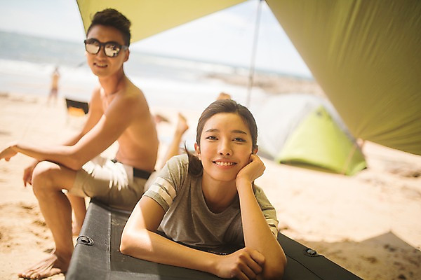 포토 JPG 주간 전신 커플 여자 남자 엎드리기 텐트 미소 사람 상반신 20대 해변 야외 두명 앞모습 아웃포커스 여름 30대 모래사장 턱괴기 한국인 즐거움 태안 성인만 국내포토 자연요소 계절 감정 바다 뷰포인트 관계 모션 촬영기법 표정 캠핑도구 동양인 청년 장년 충청남도 파일형식
