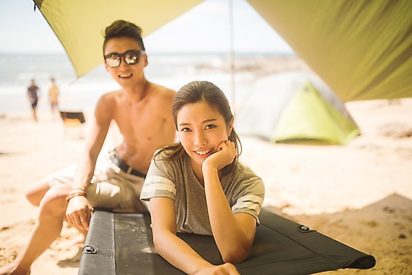 포토 JPG 주간 전신 커플 여자 남자 엎드리기 텐트 미소 사람 앉기 상반신 20대 해변 야외 두명 앞모습 아웃포커스 여름 30대 모래사장 턱괴기 한국인 즐거움 태안 성인만 국내포토 자연요소 계절 감정 바다 뷰포인트 관계 모션 촬영기법 표정 캠핑도구 동양인 청년 장년 충청남도 파일형식