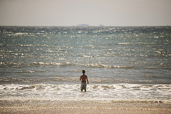 포토 JPG 주간 응시 남자 파도 바다 한명 서기 사람 상반신 야외 뒷모습 여름 30대 한국인 태안 성인남자한명만 국내포토 자연요소 1 시선 계절 뷰포인트 모션 동양인 장년 충청남도 남자한명만 성인남자만 파일형식