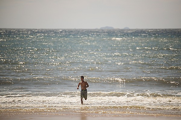 포토 JPG 주간 전신 남자 수영복 파도 바다 한명 사람 야외 앞모습 여름 30대 달리기 한국인 태안 성인남자한명만 국내포토 자연요소 1 옷 계절 뷰포인트 모션 동양인 장년 충청남도 남자한명만 성인남자만 파일형식