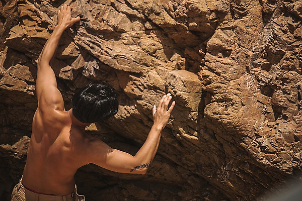 포토 JPG 주간 남자 한명 사람 상반신 20대 야외 뒷모습 여름 절벽 한국인 오르기 암벽등반 태안 성인남자한명만 국내포토 자연요소 1 계절 뷰포인트 모션 동양인 청년 등산 충청남도 남자한명만 성인남자만 파일형식