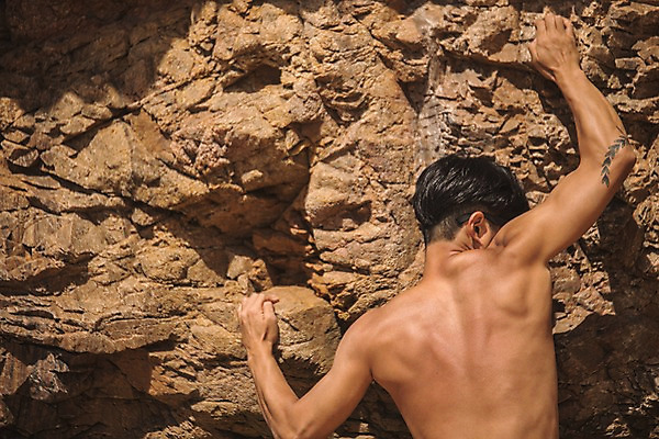 포토 JPG 주간 남자 한명 사람 상반신 20대 야외 뒷모습 여름 절벽 한국인 오르기 암벽등반 태안 성인남자한명만 국내포토 자연요소 1 계절 뷰포인트 모션 동양인 청년 등산 충청남도 남자한명만 성인남자만 파일형식