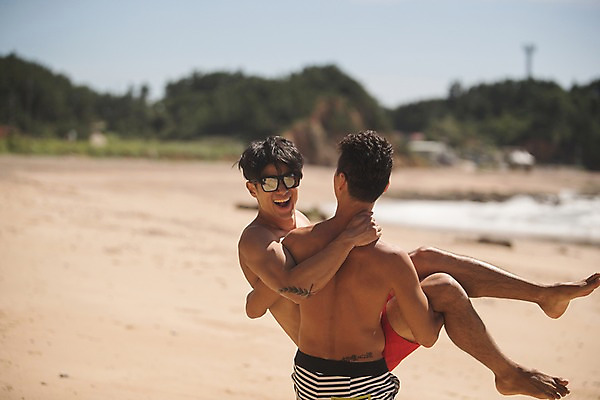 포토 JPG 주간 전신 남자 수영복 안기 미소 사람 상반신 20대 해변 야외 두명 앞모습 뒷모습 아웃포커스 여름 30대 친구 모래사장 선글라스 한국인 태안 성인남자만 들어올리기 국내포토 자연요소 옷 계절 안경 바다 뷰포인트 관계 모션 촬영기법 표정 동양인 청년 장년 충청남도 남자만 성인만 파일형식