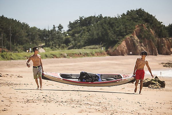 포토 JPG 주간 전신 남자 배낭 미소 들기 사람 20대 해변 야외 두명 앞모습 여름 30대 친구 모래사장 마주보기 걷기 맑음 한국인 운반 태안 성인남자만 패들보드 국내포토 자연요소 계절 바다 뷰포인트 가방 관계 모션 날씨 표정 동양인 청년 장년 서핑 충청남도 남자만 성인만 파일형식