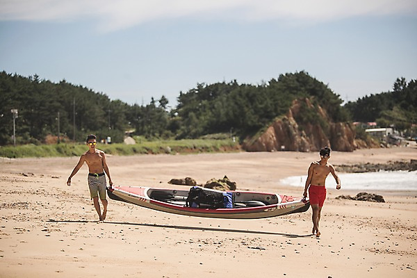 포토 JPG 주간 전신 남자 수영복 들기 사람 20대 해변 야외 두명 앞모습 여름 30대 친구 모래사장 선글라스 걷기 맑음 한국인 운반 태안 성인남자만 패들보드 국내포토 자연요소 옷 계절 안경 바다 뷰포인트 관계 모션 날씨 동양인 청년 장년 서핑 충청남도 남자만 성인만 파일형식
