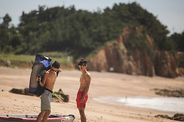 포토 JPG 주간 응시 남자 배낭 서기 사람 상반신 20대 성인 해변 야외 두명 옆모습 아웃포커스 여름 30대 친구 모래사장 맑음 한국인 태안 성인남자만 패들보드 국내포토 자연요소 시선 계절 바다 뷰포인트 가방 관계 모션 날씨 촬영기법 동양인 청년 장년 서핑 충청남도 남자만 성인만 파일형식