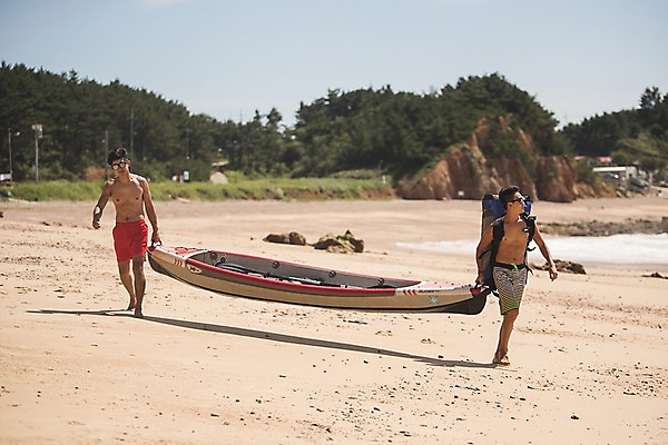 포토 JPG 주간 전신 응시 남자 수영복 들기 사람 20대 성인 해변 야외 두명 앞모습 여름 30대 친구 모래사장 선글라스 걷기 맑음 한국인 운반 태안 성인남자만 패들보드 국내포토 자연요소 시선 옷 계절 안경 바다 뷰포인트 관계 모션 날씨 동양인 청년 장년 서핑 충청남도 남자만 성인만 파일형식