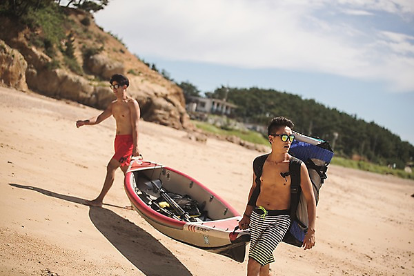 포토 JPG 주간 전신 남자 수영복 배낭 들기 사람 20대 성인 야외 두명 앞모습 옆모습 여름 30대 친구 모래사장 선글라스 걷기 맑음 한국인 운반 숲 언덕 태안 성인남자만 패들보드 국내포토 자연요소 옷 계절 안경 바다 뷰포인트 가방 관계 모션 날씨 동양인 청년 장년 서핑 충청남도 남자만 성인만 파일형식