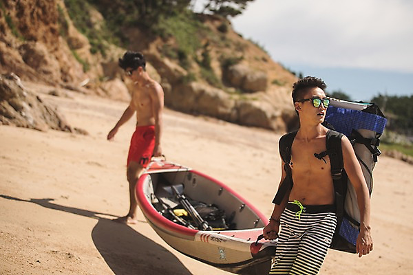 포토 JPG 주간 전신 남자 수영복 배낭 들기 사람 상반신 20대 야외 두명 앞모습 옆모습 여름 30대 친구 선글라스 걷기 맑음 한국인 운반 언덕 태안 패들 성인남자만 패들보드 국내포토 자연요소 옷 계절 안경 뷰포인트 가방 관계 모션 날씨 동양인 청년 장년 서핑 충청남도 노_배의노 남자만 성인만 파일형식