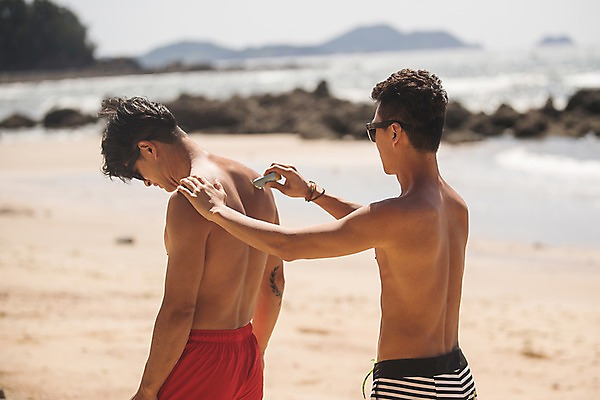 포토 JPG 주간 남자 수영복 바다 사람 상반신 20대 야외 두명 옆모습 뒷모습 아웃포커스 여름 30대 친구 선글라스 한국인 선크림 바르기 태안 성인남자만 국내포토 자연요소 옷 계절 안경 뷰포인트 관계 모션 촬영기법 동양인 청년 장년 화장품 충청남도 남자만 성인만 파일형식