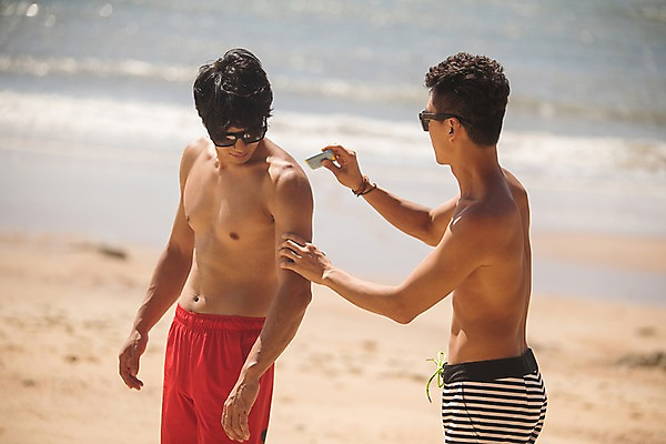 포토 JPG 주간 남자 수영복 바다 사람 상반신 20대 야외 두명 옆모습 아웃포커스 여름 30대 친구 선글라스 한국인 선크림 바르기 태안 성인남자만 국내포토 자연요소 옷 계절 안경 뷰포인트 관계 모션 촬영기법 동양인 청년 장년 화장품 충청남도 남자만 성인만 파일형식