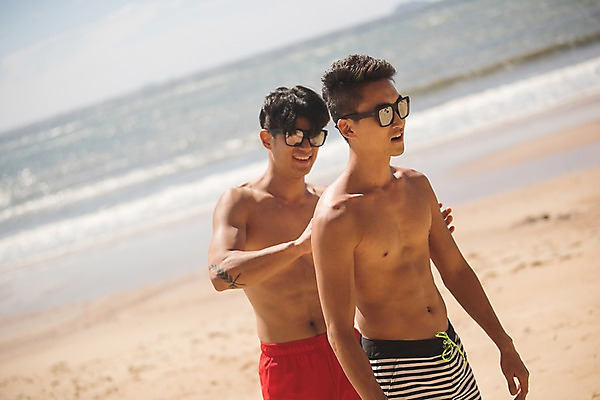 포토 JPG 주간 남자 수영복 미소 사람 상반신 20대 야외 두명 옆모습 여름 30대 친구 선글라스 한국인 선크림 바르기 태안 성인남자만 국내포토 자연요소 옷 계절 안경 뷰포인트 관계 모션 표정 동양인 청년 장년 화장품 충청남도 남자만 성인만 파일형식