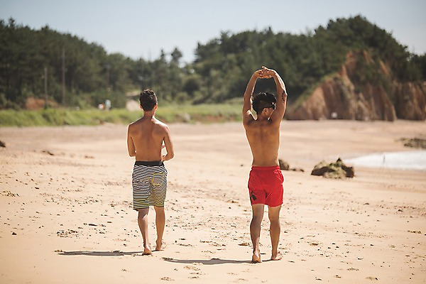 포토 JPG 주간 전신 응시 남자 사람 20대 야외 두명 뒷모습 여름 30대 친구 모래사장 걷기 스트레칭 한국인 숲 태안 성인남자만 국내포토 자연요소 시선 계절 바다 뷰포인트 관계 모션 동양인 청년 장년 운동 충청남도 남자만 성인만 파일형식