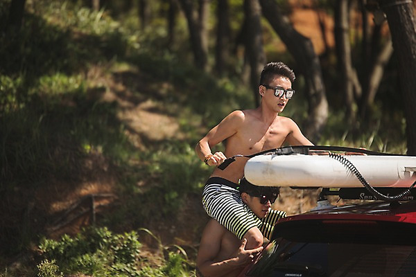 포토 JPG 주간 남자 서기 사람 상반신 20대 야외 두명 옆모습 아웃포커스 여름 30대 친구 선글라스 맑음 한국인 목말 숲 태안 성인남자만 패들보드 국내포토 자연요소 계절 안경 뷰포인트 관계 모션 날씨 촬영기법 동양인 청년 장년 서핑 충청남도 남자만 성인만 파일형식