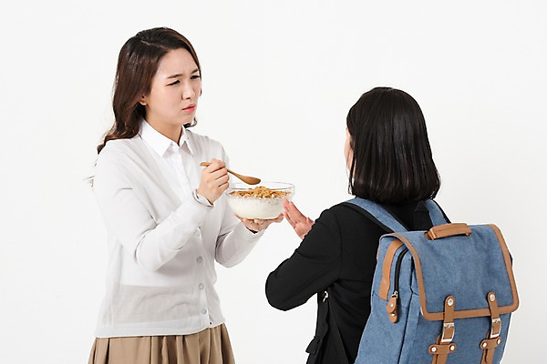 포토 JPG 스튜디오촬영 학생 여학생 여자 딸 교복 가족 모녀 엄마 책가방 실내 서기 사람 상반신 성인 두명 옆모습 뒷모습 10대 30대 건강관리 한국인 아침식사 거절 시리얼 여중생 안타까움 여자만 국내포토 옷 감정 음식 뷰포인트 컨셉 가방 관계 모션 중학생 청소년 건강 관리 동양인 내부 장년 식사 파일형식