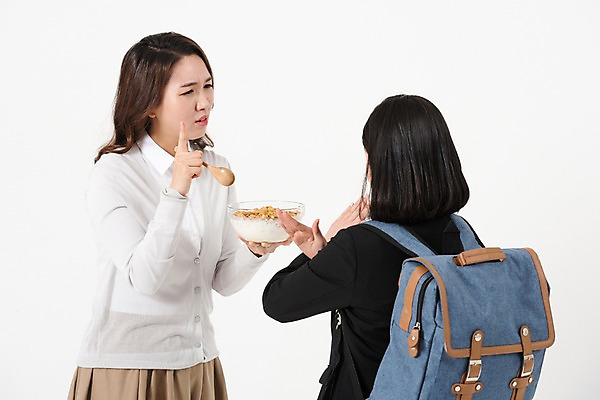 포토 JPG 스튜디오촬영 학생 여학생 여자 딸 교복 가족 모녀 엄마 책가방 실내 서기 사람 상반신 성인 두명 옆모습 뒷모습 10대 30대 건강관리 한국인 아침식사 거절 시리얼 여중생 안타까움 여자만 국내포토 옷 감정 음식 뷰포인트 컨셉 가방 관계 모션 중학생 청소년 건강 관리 동양인 내부 장년 식사 파일형식