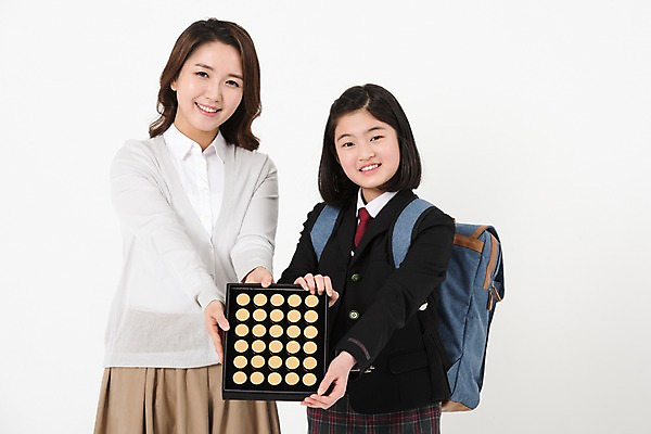 포토 JPG 스튜디오촬영 학생 여학생 여자 딸 교복 가족 모녀 엄마 책가방 실내 서기 미소 들기 사람 상반신 성인 두명 앞모습 10대 30대 건강관리 한국인 여중생 여자만 공진단 국내포토 옷 뷰포인트 가방 관계 모션 중학생 청소년 표정 건강 관리 동양인 내부 장년 한약 파일형식