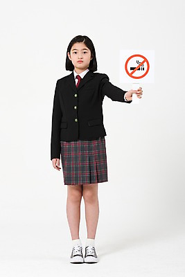 포토 JPG 스튜디오촬영 전신 학생 여학생 여자 교복 흡연 실내 한명 서기 들기 사람 손짓 앞모습 10대 팻말 한국인 금지 여중생 금연 십대여자한명만 국내포토 1 옷 캠페인 뷰포인트 모션 중학생 청소년 프레임 담배 동양인 내부 사회이슈 여자한명만 십대여자만 파일형식