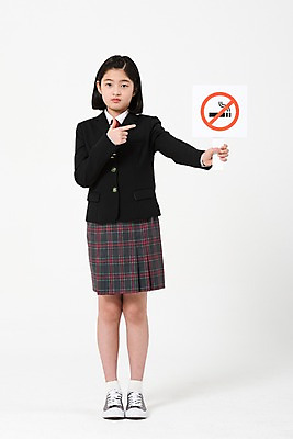 포토 JPG 스튜디오촬영 전신 학생 여학생 여자 교복 흡연 실내 한명 서기 들기 사람 손짓 앞모습 10대 팻말 한국인 금지 가리킴 여중생 금연 십대여자한명만 국내포토 1 옷 캠페인 뷰포인트 모션 중학생 청소년 프레임 담배 동양인 내부 사회이슈 여자한명만 십대여자만 파일형식