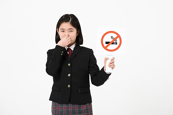 포토 JPG 스튜디오촬영 학생 여학생 여자 교복 흡연 실내 한명 서기 들기 사람 손짓 상반신 앞모습 10대 팻말 한국인 금지 찡그림 여중생 금연 십대여자한명만 국내포토 1 옷 캠페인 뷰포인트 모션 중학생 청소년 프레임 담배 표정 동양인 내부 사회이슈 여자한명만 십대여자만 파일형식