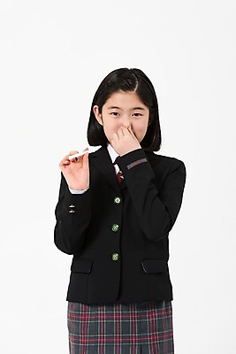 포토 JPG 스튜디오촬영 학생 여학생 여자 교복 담배 실내 한명 서기 사람 손짓 상반신 앞모습 10대 한국인 찡그림 여중생 냄새 금연 한개비 십대여자한명만 국내포토 1 옷 캠페인 뷰포인트 모션 중학생 청소년 표정 동양인 내부 사회이슈 여자한명만 십대여자만 파일형식
