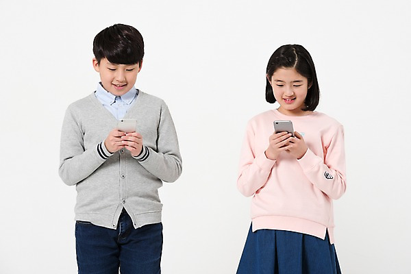 포토 JPG 스튜디오촬영 응시 여학생 여자 남자 남학생 실내 서기 미소 들기 사람 손짓 상반신 두명 앞모습 10대 캐주얼 친구 스마트폰 한국인 여중생 중독 십대만 스몸비 남중생 국내포토 학생 시선 옷 뷰포인트 관계 모션 중학생 청소년 표정 동양인 내부 핸드폰 스마트기기 신조어 파일형식