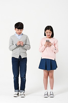 포토 JPG 스튜디오촬영 전신 응시 여학생 여자 남자 남학생 실내 서기 미소 들기 사람 두명 앞모습 10대 캐주얼 친구 스마트폰 한국인 여중생 중독 십대만 스몸비 남중생 국내포토 학생 시선 옷 뷰포인트 관계 모션 중학생 청소년 표정 동양인 내부 핸드폰 스마트기기 신조어 파일형식