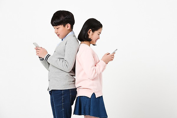 포토 JPG 스튜디오촬영 응시 여학생 여자 남자 남학생 실내 서기 미소 들기 사람 손짓 상반신 두명 옆모습 10대 캐주얼 친구 스마트폰 한국인 등맞대기 여중생 중독 십대만 스몸비 남중생 국내포토 학생 시선 옷 뷰포인트 관계 모션 중학생 청소년 표정 동양인 내부 핸드폰 스마트기기 신조어 파일형식