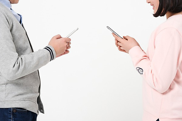 포토 JPG 스튜디오촬영 응시 여학생 여자 남자 남학생 실내 서기 미소 들기 사람 손짓 상반신 두명 옆모습 10대 캐주얼 친구 스마트폰 마주보기 한국인 여중생 중독 십대만 스몸비 남중생 국내포토 학생 시선 옷 뷰포인트 관계 모션 중학생 청소년 표정 동양인 내부 핸드폰 스마트기기 신조어 파일형식