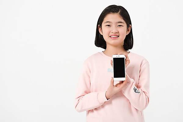 포토 JPG 스튜디오촬영 여학생 여자 실내 한명 서기 미소 들기 사람 손짓 상반신 앞모습 10대 캐주얼 스마트폰 한국인 잡기 여중생 십대여자한명만 국내포토 1 학생 옷 뷰포인트 모션 중학생 청소년 표정 동양인 내부 핸드폰 스마트기기 여자한명만 십대여자만 파일형식