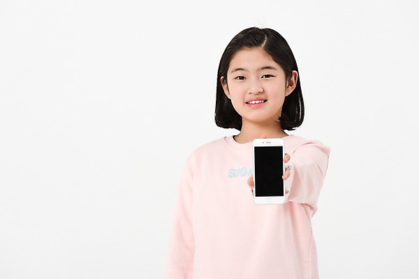 포토 JPG 스튜디오촬영 여학생 여자 실내 한명 서기 미소 들기 사람 손짓 상반신 앞모습 10대 캐주얼 스마트폰 한국인 여중생 십대여자한명만 국내포토 1 학생 옷 뷰포인트 모션 중학생 청소년 표정 동양인 내부 핸드폰 스마트기기 여자한명만 십대여자만 파일형식