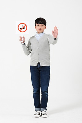 포토 JPG 스튜디오촬영 전신 남자 남학생 흡연 실내 한명 서기 들기 사람 손짓 앞모습 10대 캐주얼 팻말 한국인 금지 금연 십대남자한명만 남중생 국내포토 1 학생 옷 캠페인 뷰포인트 모션 중학생 청소년 프레임 담배 동양인 내부 사회이슈 남자한명만 십대남자만 파일형식
